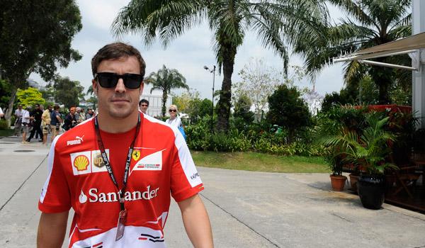 Alonso, llegando al circuito de Sepang.